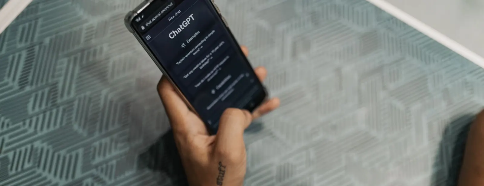 Bertanya ke ChatGPT di ponsel