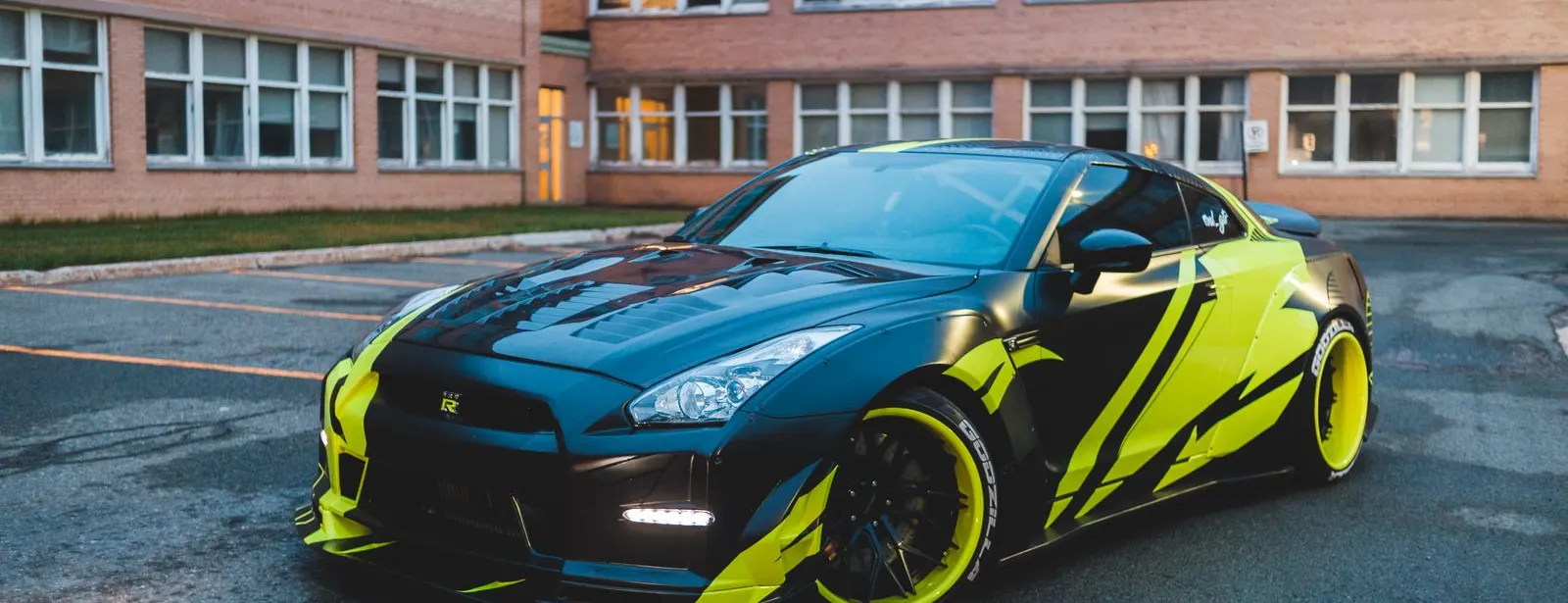 Mobil dengan wrap warna-warni