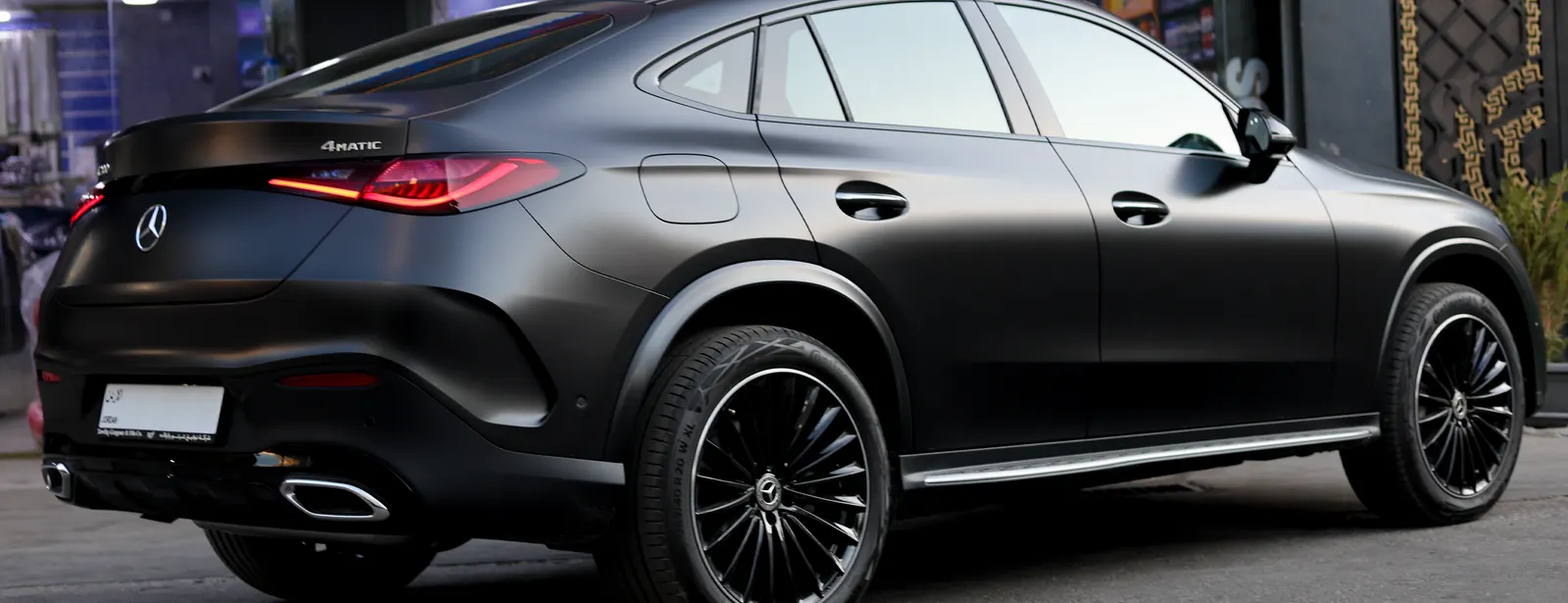 Mobil dengan wrap hitam doff