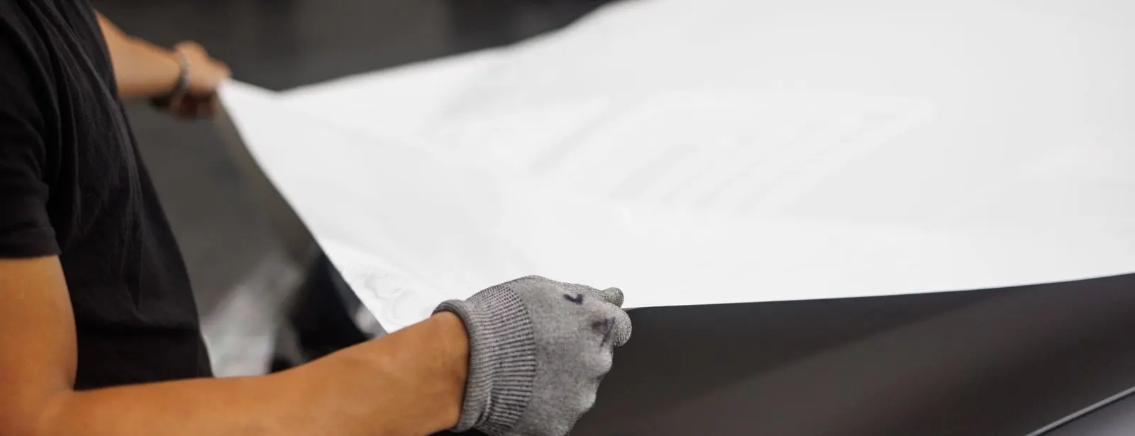 Merapikan vinyl wrap dengan squeegee