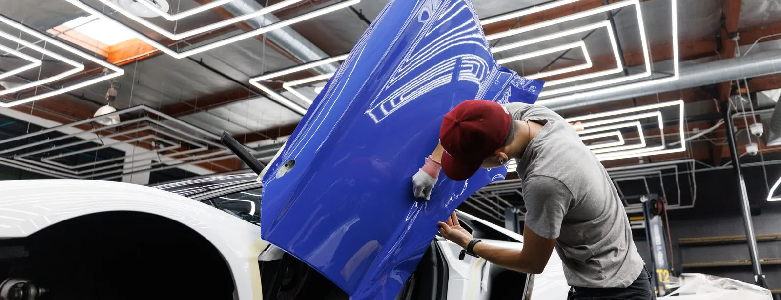 Pemasangan vinyl wrap di bengkel